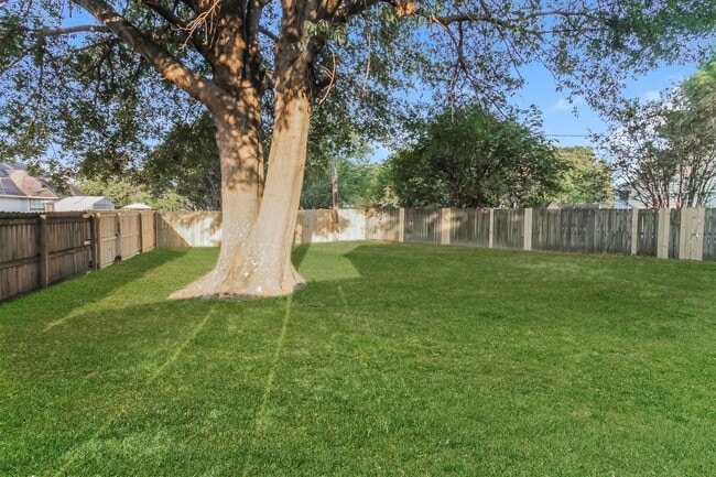 Building Photo - 2563 Country Trail Dr