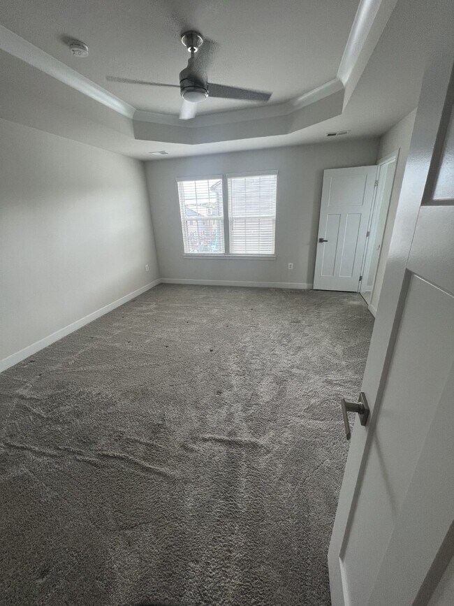 Building Photo - **Special Move-in Offer**  $500 off of the...