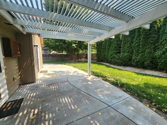 Building Photo - Remodeled 4 bedroom home