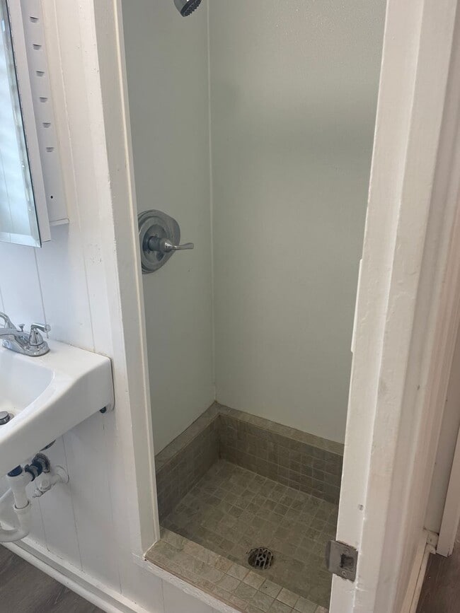 Building Photo - Moiliili/University - Hausten St - 2 Bdrm/1 Bath/No Prkg - $1600