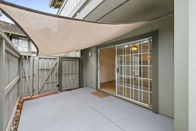 Building Photo - Pet Friendly - 2 bed /1 bath covered parki...