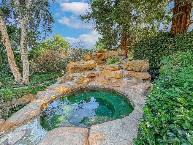 Building Photo - Calabasas 4BR w/pool + spa, views, solar panels + ALL appliances!