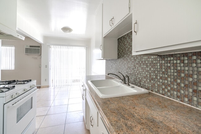 Building Photo - 320 E Del Mar Blvd