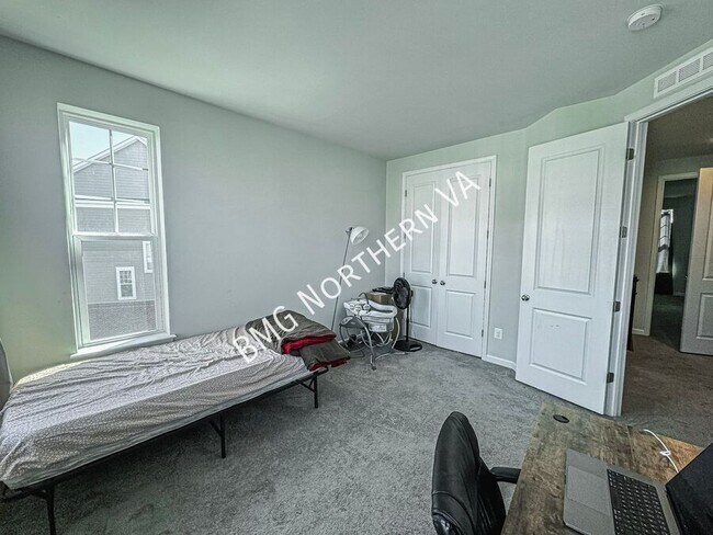 Building Photo - 42961 Running Creek Square