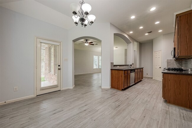 Building Photo - 18302 N Elizabeth Shore Loop