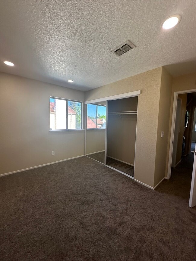 Building Photo - Newly Renovated 3bed 2.5 bath in Vacaville!