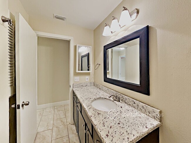 Building Photo - 641 Ridgewood St