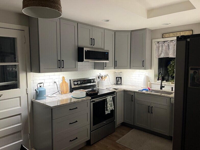 Building Photo - 3 Yost St