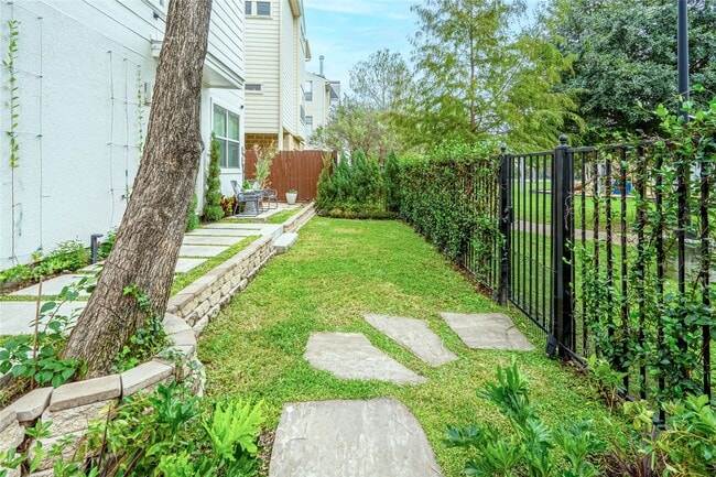 Building Photo - 5321 Lillian St