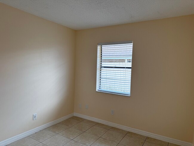 Building Photo - 1370 Birkdale Dr