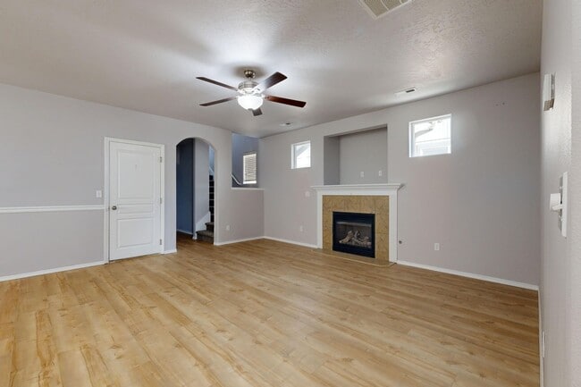 Building Photo - Beautifully maintained 3 bedroom 2.5 bath home
