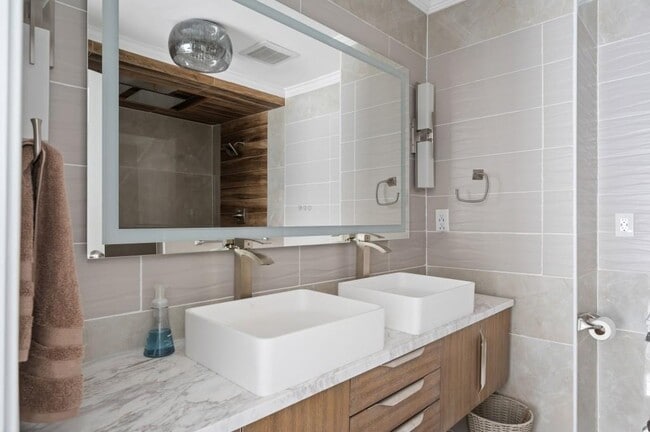 Building Photo - 1744 Woodcliff Pl NE