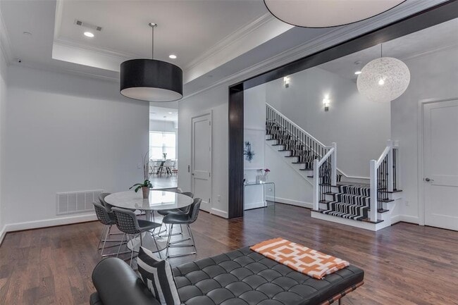 Building Photo - 418 NE 2nd St