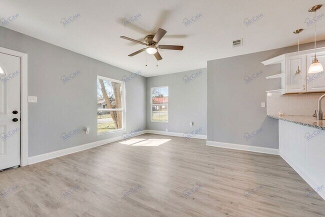 Building Photo - 609 E Morton St