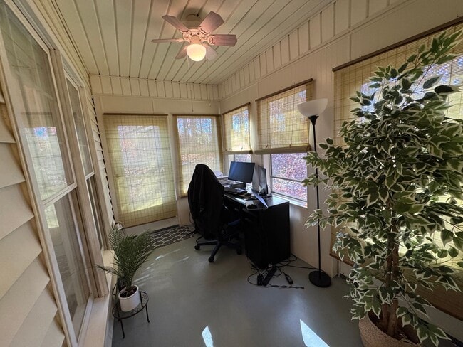 Building Photo - AVAILABLE TO SHOW!