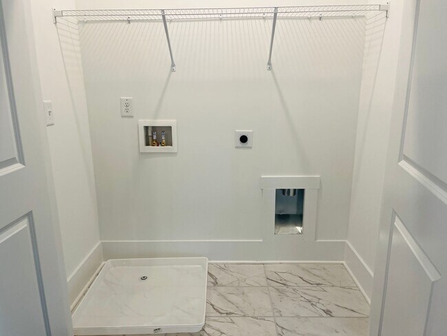 Building Photo - LIKE NEW IN PARK VUE! Townhome located across from Westside Park in Atlanta! MUST SEE!