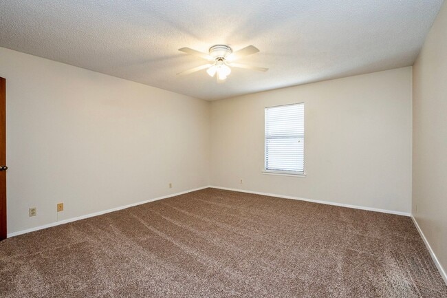 Building Photo - Immaculate 2 Bed, 2 Bath w/Loft Space!