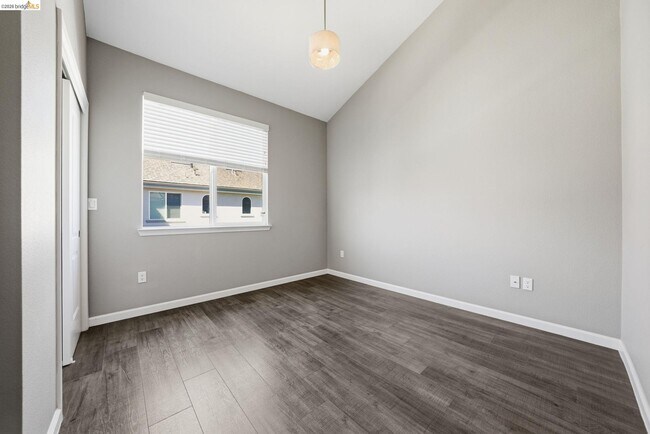 Building Photo - 817 Estancia Ter