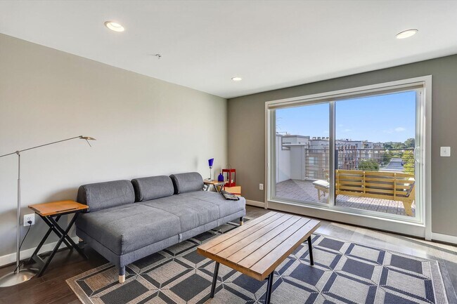 Building Photo - GREAT LOCATION!! Stunning 3BD/3.5BA luxury 4-level townhouse!