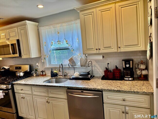 Building Photo - 15 Edwards St