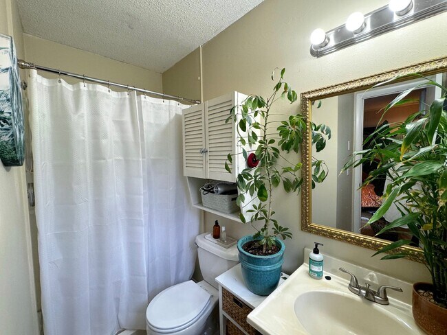 Building Photo - "Charming 3-Bedroom Retreat with Gleaming Hardwood Floors in Hendersonville!"