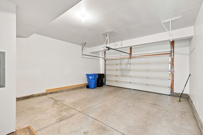 Building Photo - Quiet & Spacious 4 Bed Holladay Home – Walk-In Closets & Big Backyard!!!