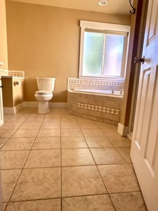 Building Photo - Spacious 4 bedroom Meridian Campus home wi...