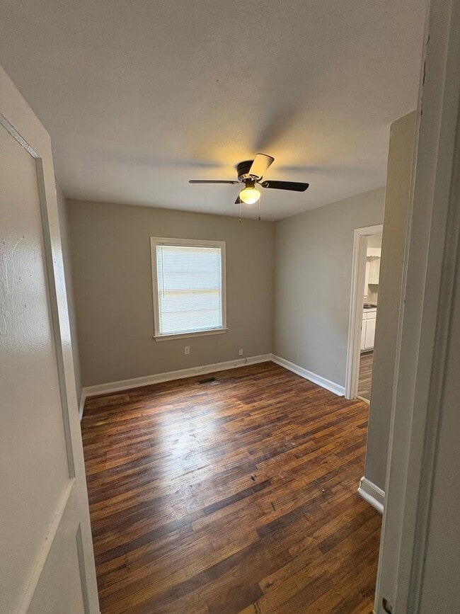 Building Photo - 3 Bedroom 1 Bath