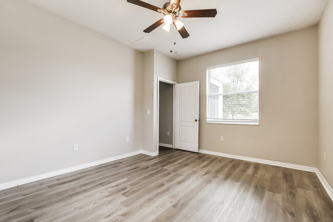 Building Photo - 5755 Coquyt Dr