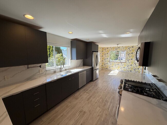 Building Photo - Stunning 4 Bed 4 Bath Home Steps from Golden Gardens in Ballard with MIL Suite
