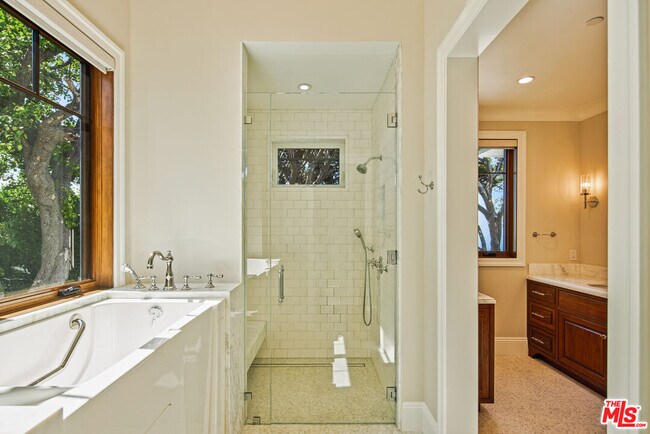 Building Photo - 5561 Horizon Dr