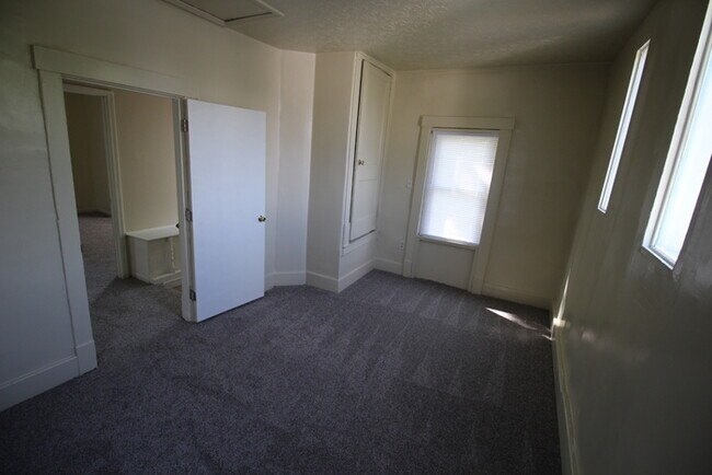 Building Photo - 3 Bedroom unit