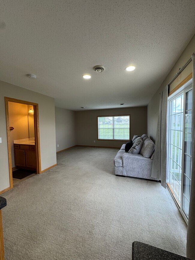 Building Photo - Townhome SW Rochester Mn 2 bedroom 2 bath ...