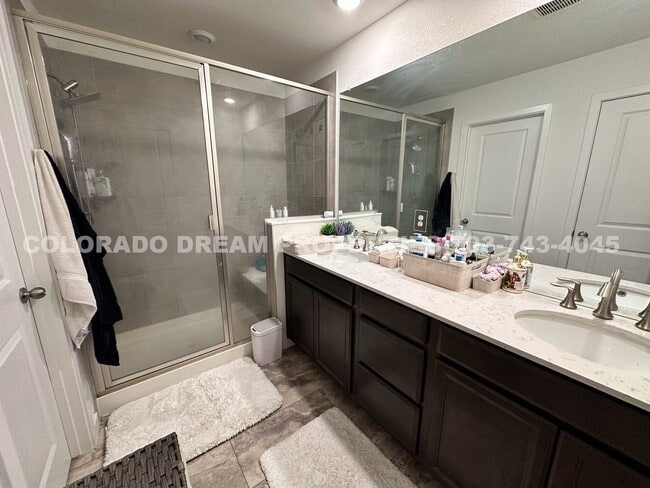 Building Photo - Luxurious fully-furnished home in Dove Vil...