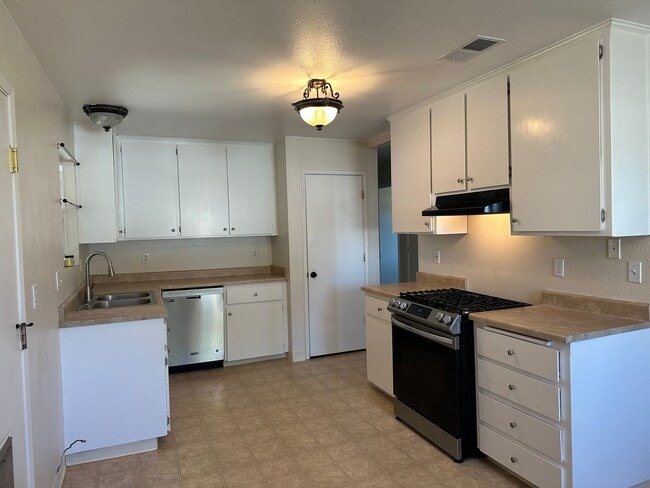 Building Photo - Cute well maintained home, convenient Anderson location