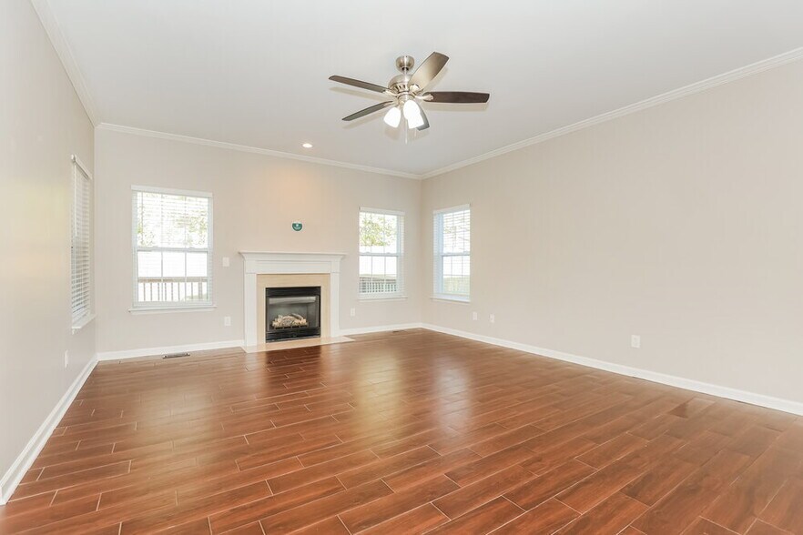 Building Photo - 6005 Crestview court