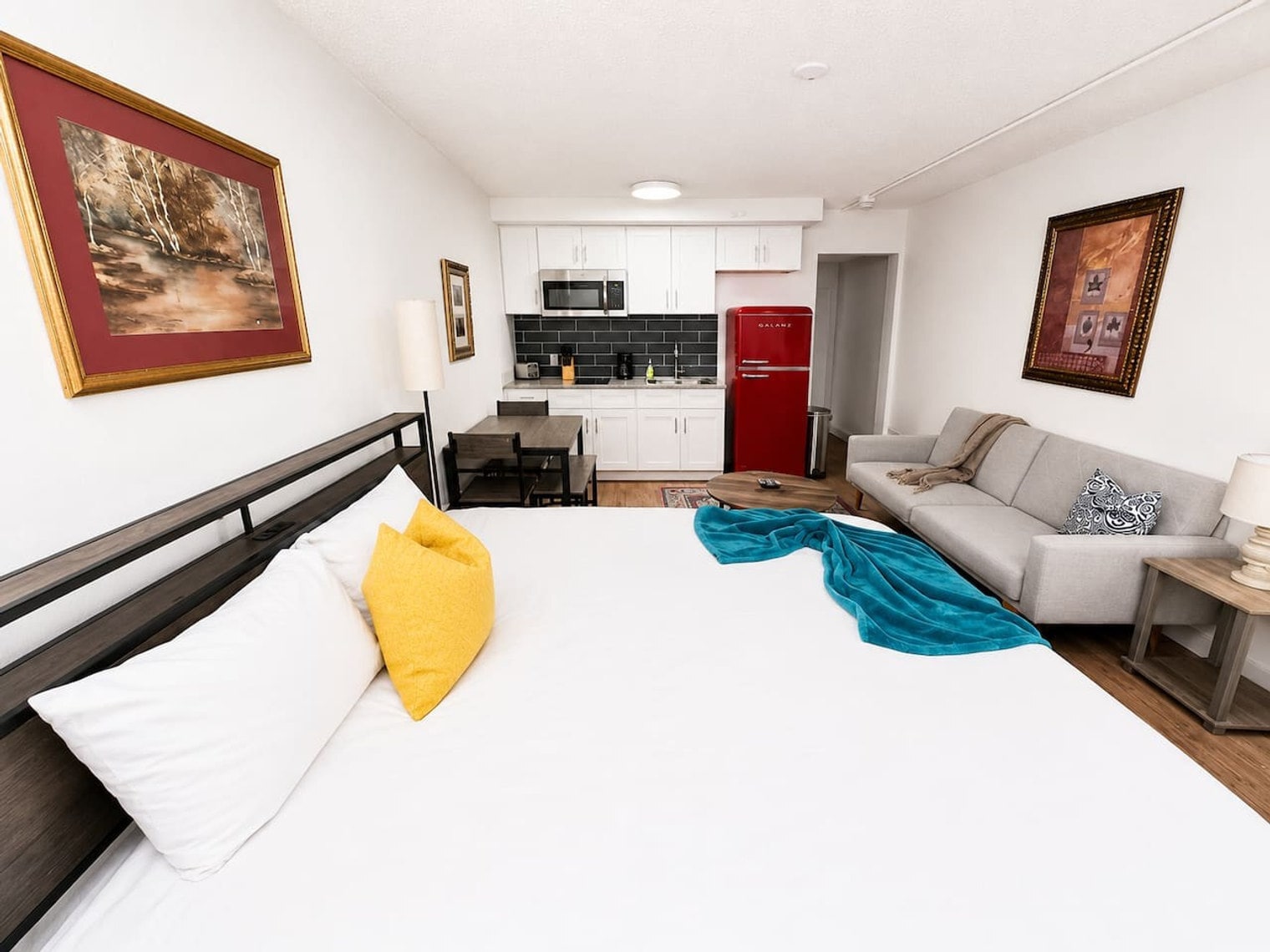 Building Photo - 824 Camino La Costa