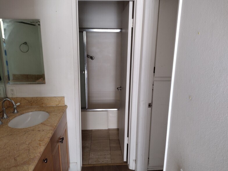 Building Photo - 5460 White Oak Ave