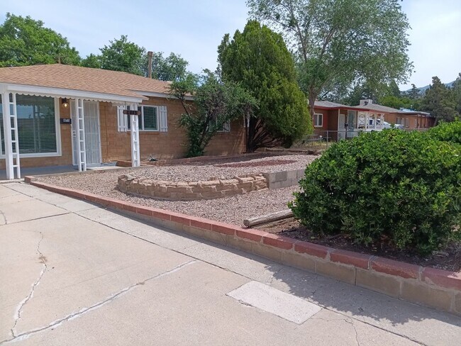 Building Photo - Cozy 4-bedroom, 2-bathroom home! Showings available Soon! Price Drop!!