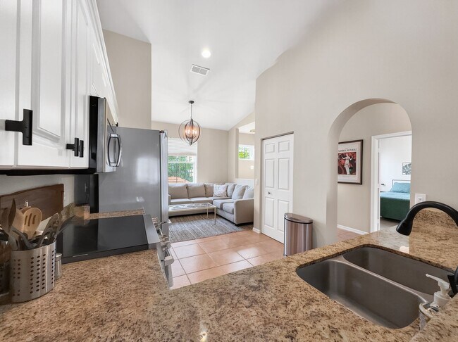 Building Photo - 2 Bed + Flex, 2 Bath Fully Furnished Annual Rental