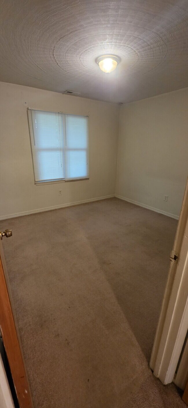 Building Photo - 2 bedroom and 1 bath apartment