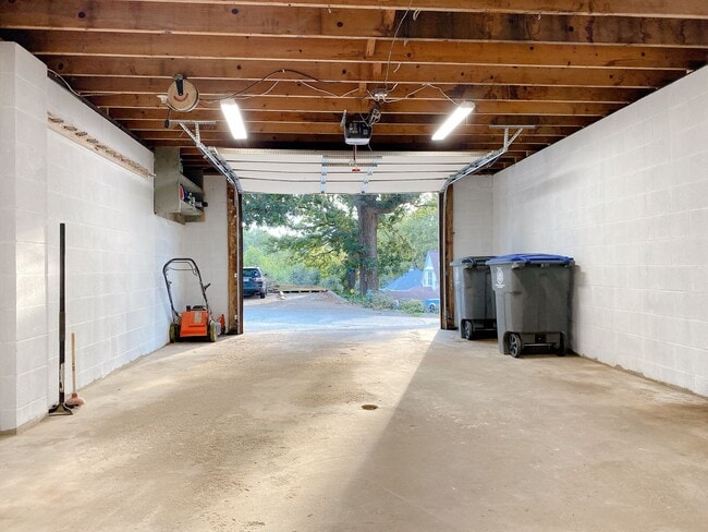 Building Photo - Beautifully updated 5 bed 2 bath house $2200
