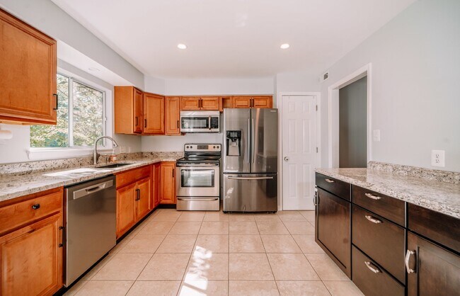 Building Photo - Spacious 5-Bedroom End-Unit Townhome in Reston with 3 Finished Levels, Renovated Kitchen & Fenced...