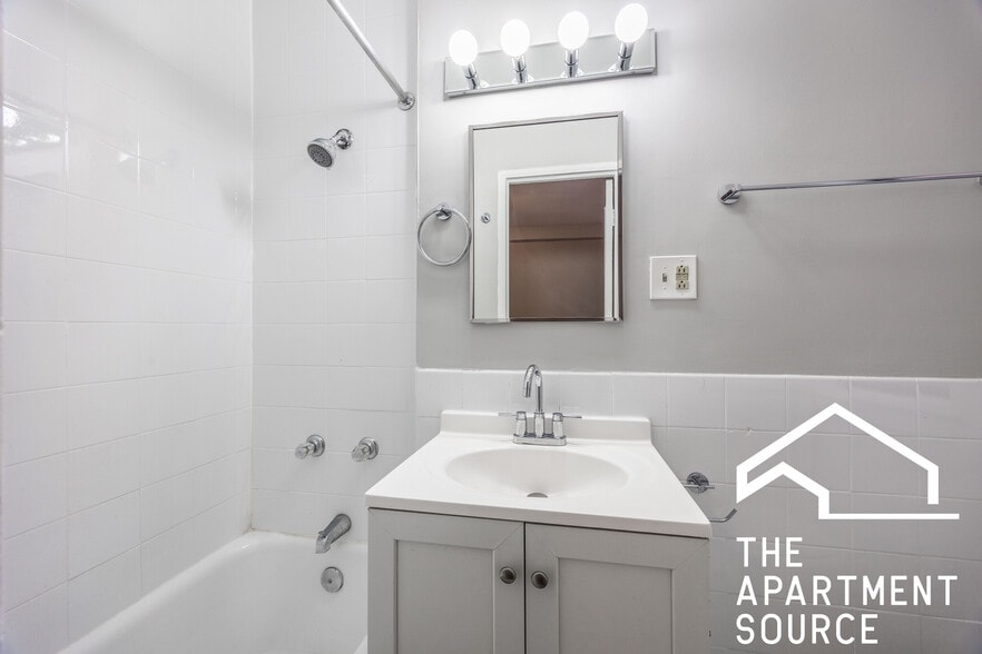 Building Photo - 1200 N La Salle Dr