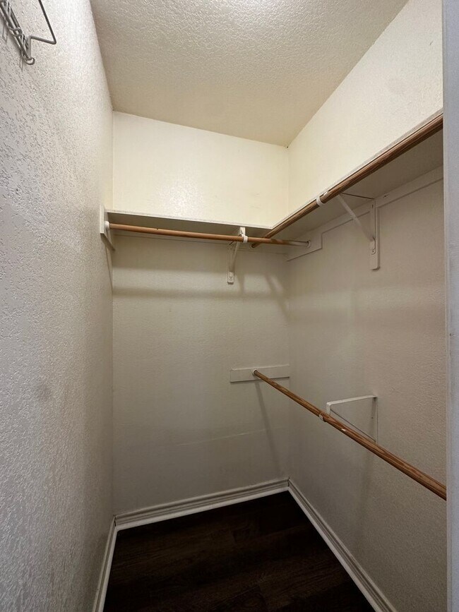 Building Photo - Spacious 5/4 House with Open Floor Plan Near Campus!