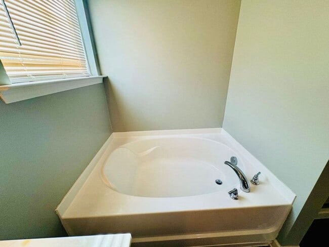 Building Photo - 4 bed, 2 bath-- Available Aug 2026!