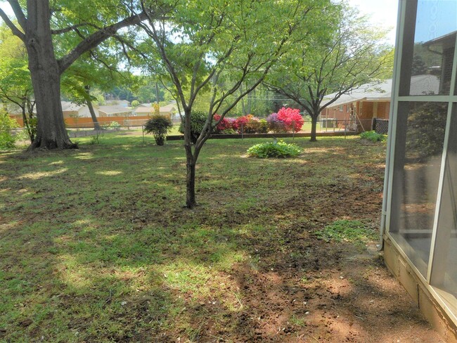 Building Photo - 3 Bedroom 2 Bath Brick Ranch Within 1 Bloc...