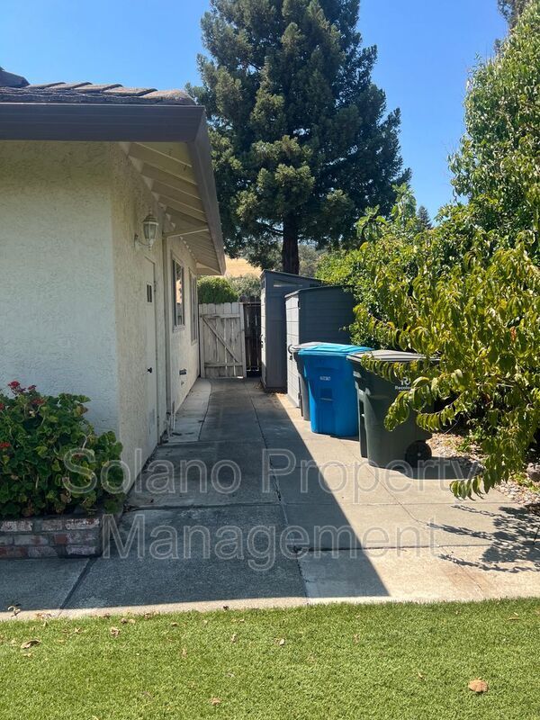 Building Photo - 142 Hillview Dr