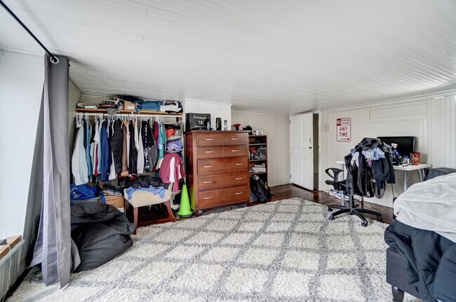 Building Photo - Clifton House For 2026-2027 With Parking Lot!