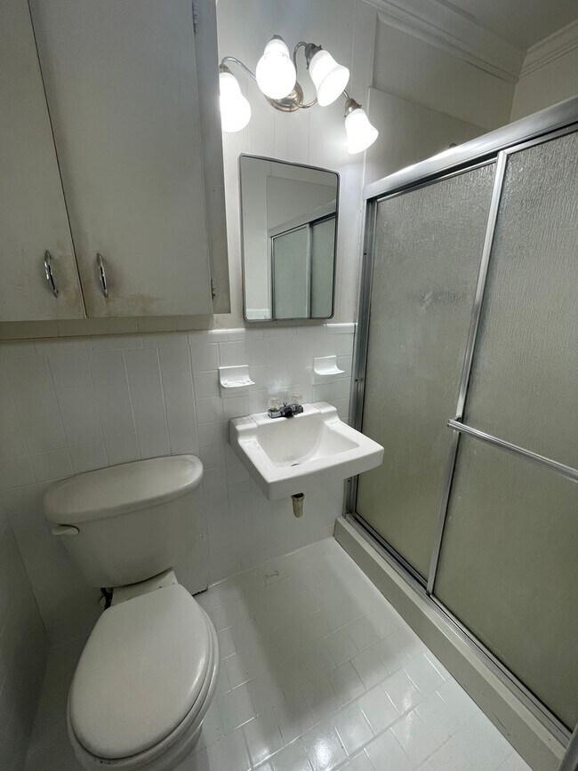 Building Photo - Large 4 Bedroom Home in Southern Hills